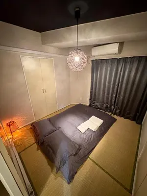 an overhead view of a bedroom with a bed and a chandelier at \u4ea4\u901a\u4fbf\u5229\u65b0\u5bbf\u79cb\u8449\u539f\u76f4\u901a in Tokyo
