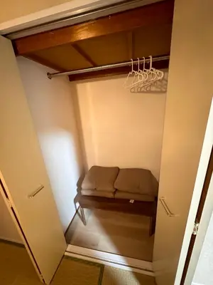 a small room with a bench in a closet at \u4ea4\u901a\u4fbf\u5229\u65b0\u5bbf\u79cb\u8449\u539f\u76f4\u901a in Tokyo