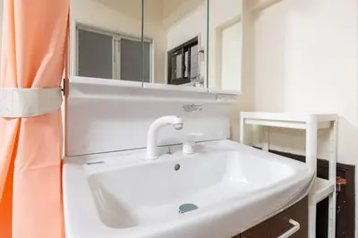 a bathroom with a sink and a mirror at \u65e5\u672c\u5bb6\u5c4b\u6c11\u6cca in Tokyo