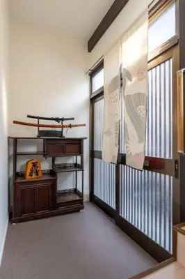 a hallway with a room with a door and a window at \u65e5\u672c\u5bb6\u5c4b\u6c11\u6cca in Tokyo