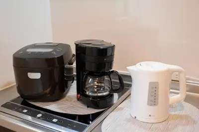 a coffeemaker and a coffee maker on a counter at Craft202 \u6d45\u8349 \u30b9\u30ab\u30a4\u30c4\u30ea\u30fc\u8fd1\u304f \u6771\u4eac\u89b3\u5149\u306b\u6700\u9069 \u7a7a\u6e2f\u304b\u3089\u30a2\u30af\u30bb\u30b9\u826f\u597d \u7121\u6599WiFi in Tokyo