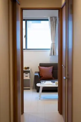 a living room with a couch and a window at Craft202 \u6d45\u8349 \u30b9\u30ab\u30a4\u30c4\u30ea\u30fc\u8fd1\u304f \u6771\u4eac\u89b3\u5149\u306b\u6700\u9069 \u7a7a\u6e2f\u304b\u3089\u30a2\u30af\u30bb\u30b9\u826f\u597d \u7121\u6599WiFi in Tokyo