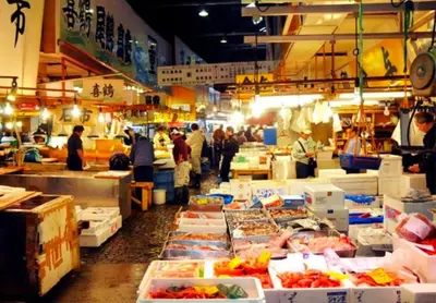 a group of people standing in a market with food at Craft202 \u6d45\u8349 \u30b9\u30ab\u30a4\u30c4\u30ea\u30fc\u8fd1\u304f \u6771\u4eac\u89b3\u5149\u306b\u6700\u9069 \u7a7a\u6e2f\u304b\u3089\u30a2\u30af\u30bb\u30b9\u826f\u597d \u7121\u6599WiFi in Tokyo