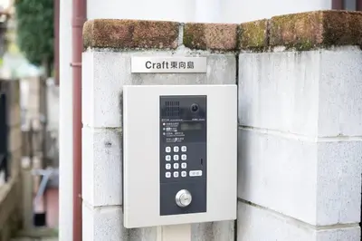 a parking meter is attached to a brick wall at Craft202 \u6d45\u8349 \u30b9\u30ab\u30a4\u30c4\u30ea\u30fc\u8fd1\u304f \u6771\u4eac\u89b3\u5149\u306b\u6700\u9069 \u7a7a\u6e2f\u304b\u3089\u30a2\u30af\u30bb\u30b9\u826f\u597d \u7121\u6599WiFi in Tokyo