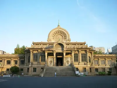 a large building with stairs in front of it at Craft202 \u6d45\u8349 \u30b9\u30ab\u30a4\u30c4\u30ea\u30fc\u8fd1\u304f \u6771\u4eac\u89b3\u5149\u306b\u6700\u9069 \u7a7a\u6e2f\u304b\u3089\u30a2\u30af\u30bb\u30b9\u826f\u597d \u7121\u6599WiFi in Tokyo