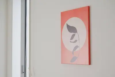 a painting of a woman on a wall at Craft202 \u6d45\u8349 \u30b9\u30ab\u30a4\u30c4\u30ea\u30fc\u8fd1\u304f \u6771\u4eac\u89b3\u5149\u306b\u6700\u9069 \u7a7a\u6e2f\u304b\u3089\u30a2\u30af\u30bb\u30b9\u826f\u597d \u7121\u6599WiFi in Tokyo