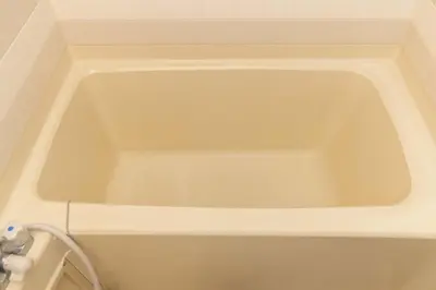 a white bath tub in the corner of a bathroom at Tokyo Kitasen 4 in Tokyo