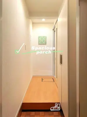 a hallway with a stairwell with a green arrow pointing to a room at Easily to Nishi-Nippori Shibuya Asakusa For 10 in Tokyo