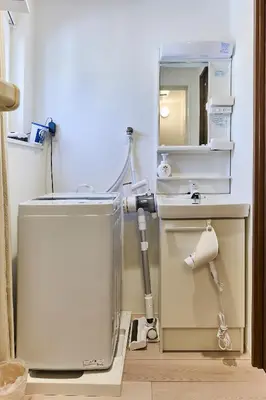 a bathroom with a sink and a mirror at New\u6771\u4eac\u3067\u5bcc\u58eb\u5c71\u304c\u898b\u3048\u308bPentohouse ZEN \u5965\u6ca2\u99c51\u5206\u81ea\u7531\u30f6\u4e18\u5f92\u6b696\u5206\u6e0b\u8c37\u96fb\u8eca15\u5206 in Tokyo
