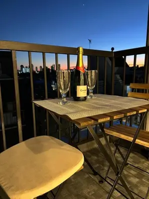 a table with two glasses and a bottle of wine at New\u6771\u4eac\u3067\u5bcc\u58eb\u5c71\u304c\u898b\u3048\u308bPentohouse ZEN \u5965\u6ca2\u99c51\u5206\u81ea\u7531\u30f6\u4e18\u5f92\u6b696\u5206\u6e0b\u8c37\u96fb\u8eca15\u5206 in Tokyo