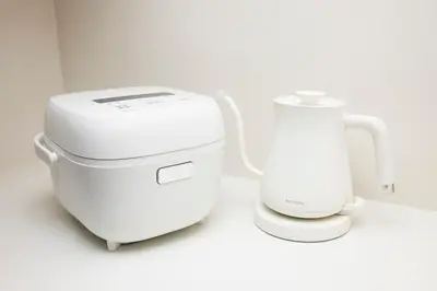 a white blender sitting next to a white appliance at GIVE Meidaimae in Tokyo