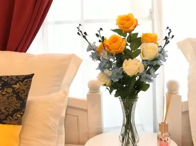 a vase filled with orange and blue flowers on a table at Okubo Daiichi House2C OD2C in Tokyo
