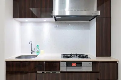 a kitchen with a sink and a stove at \u30e9\u30b9\u30d1\u30b7\u30aa\u9ebb\u5e03\u7b04\u753a\u30ec\u30b8\u30c7\u30f3\u30b9 in Tokyo