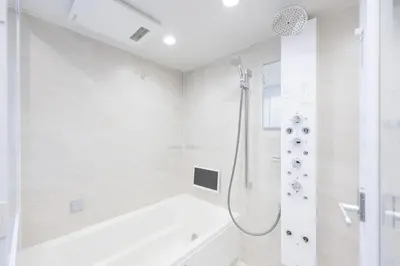 a white bathroom with a tub and a shower at \u30e9\u30b9\u30d1\u30b7\u30aa\u9ebb\u5e03\u7b04\u753a\u30ec\u30b8\u30c7\u30f3\u30b9 in Tokyo