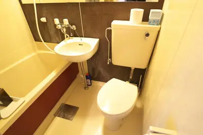 a small bathroom with a toilet and a sink at ZenAbode303 \u7fbd\u7530\u7a7a\u6e2f\u96fb\u8eca8\u5206 \u90fd\u5fc3\u30a8\u30ea\u30a2\u96fb\u8eca12\u5206 in Tokyo