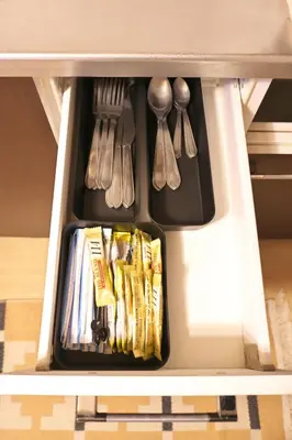 a drawer in a kitchen with utensils and utensils at ZenAbode303 \u7fbd\u7530\u7a7a\u6e2f\u96fb\u8eca8\u5206 \u90fd\u5fc3\u30a8\u30ea\u30a2\u96fb\u8eca12\u5206 in Tokyo