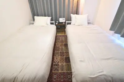 two beds sitting next to each other in a room at ZenAbode303 \u7fbd\u7530\u7a7a\u6e2f\u96fb\u8eca8\u5206 \u90fd\u5fc3\u30a8\u30ea\u30a2\u96fb\u8eca12\u5206 in Tokyo
