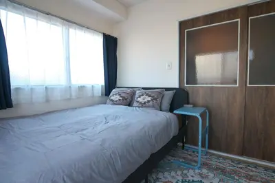 a bedroom with a large bed and a window at ZenAbode303 \u7fbd\u7530\u7a7a\u6e2f\u96fb\u8eca8\u5206 \u90fd\u5fc3\u30a8\u30ea\u30a2\u96fb\u8eca12\u5206 in Tokyo