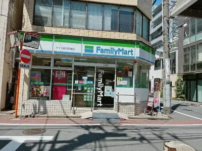 a store on the corner of a city street at \u30b0\u30ea\u30fc\u30f3\u30cf\u30a6\u30b9 in Tokyo