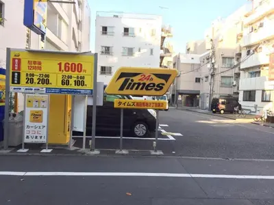 two signs on the side of a street at \u30b0\u30ea\u30fc\u30f3\u30cf\u30a6\u30b9 in Tokyo
