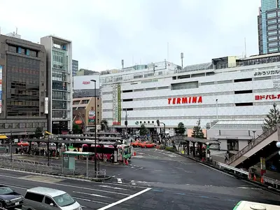 a city street with cars parked in front of a building at Natsumi 2 \u30db\u30c6\u30eb in Tokyo
