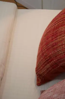 a red pillow sitting on top of a bed at \u5168\u65b0\u88c5\u4fee\u5357\u54c1\u5dddhaven\u6625 in Tokyo