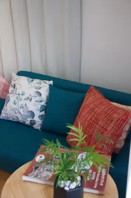a green couch with pillows and a table with books at \u5168\u65b0\u88c5\u4fee\u5357\u54c1\u5dddhaven\u6625 in Tokyo