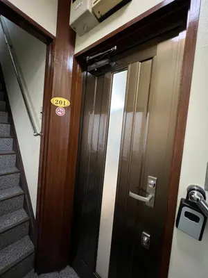 a door in a building with a sign on it at \u5168\u65b0\u88c5\u4fee\u5357\u54c1\u5dddhaven\u6625 in Tokyo