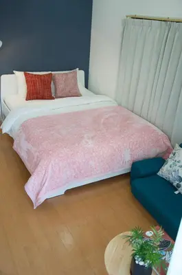 a bedroom with a bed with a pink blanket at \u5168\u65b0\u88c5\u4fee\u5357\u54c1\u5dddhaven\u6625 in Tokyo