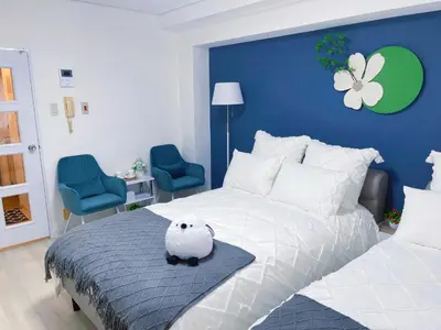 a bedroom with a bed with a stuffed animal on it at JR\u6da9\u8c37\u7ad9\u6b65\u884c8\u5206\u6700\u8fd1\u8f66\u7ad9\u6b65\u884c4\u5206\u514d\u8d39WiFi\u76f4\u8fbe\u4e1c\u4eac\u539f\u5bbf\u4e0a\u91ce in Tokyo