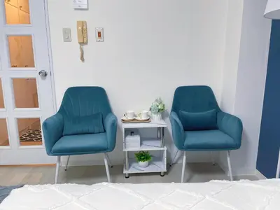 two blue chairs in a room with a table at JR\u6da9\u8c37\u7ad9\u6b65\u884c8\u5206\u6700\u8fd1\u8f66\u7ad9\u6b65\u884c4\u5206\u514d\u8d39WiFi\u76f4\u8fbe\u4e1c\u4eac\u539f\u5bbf\u4e0a\u91ce in Tokyo