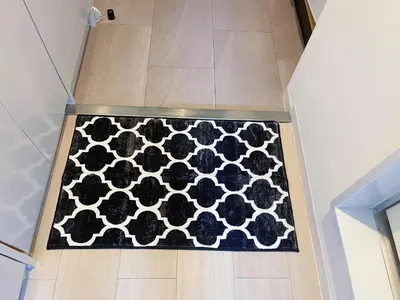 a black and white rug on the floor of a bathroom at JR\u6da9\u8c37\u7ad9\u6b65\u884c8\u5206\u6700\u8fd1\u8f66\u7ad9\u6b65\u884c4\u5206\u514d\u8d39WiFi\u76f4\u8fbe\u4e1c\u4eac\u539f\u5bbf\u4e0a\u91ce in Tokyo
