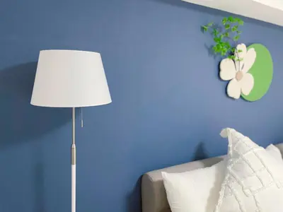 a lamp in a bedroom with a blue wall at JR\u6da9\u8c37\u7ad9\u6b65\u884c8\u5206\u6700\u8fd1\u8f66\u7ad9\u6b65\u884c4\u5206\u514d\u8d39WiFi\u76f4\u8fbe\u4e1c\u4eac\u539f\u5bbf\u4e0a\u91ce in Tokyo