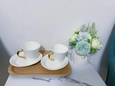two cups and a vase of flowers on a wooden tray at JR\u6da9\u8c37\u7ad9\u6b65\u884c8\u5206\u6700\u8fd1\u8f66\u7ad9\u6b65\u884c4\u5206\u514d\u8d39WiFi\u76f4\u8fbe\u4e1c\u4eac\u539f\u5bbf\u4e0a\u91ce in Tokyo