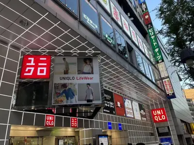 a building with signs on the side of it at JR\u6da9\u8c37\u7ad9\u6b65\u884c8\u5206\u6700\u8fd1\u8f66\u7ad9\u6b65\u884c4\u5206\u514d\u8d39WiFi\u76f4\u8fbe\u4e1c\u4eac\u539f\u5bbf\u4e0a\u91ce in Tokyo