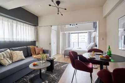 a living room with a couch and a table at \u30a2\u30eb\u30c8\u30f4\u30a3\u30e9\u864e\u30ce\u9580 in Tokyo