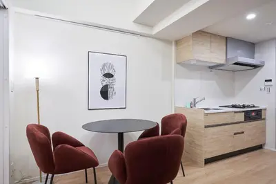 a kitchen with a table and chairs in a room at \u30a2\u30eb\u30c8\u30f4\u30a3\u30e9\u864e\u30ce\u9580 in Tokyo