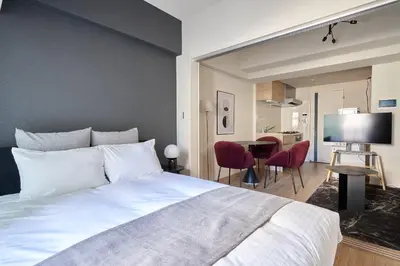 a bedroom with a large bed and a living room at \u30a2\u30eb\u30c8\u30f4\u30a3\u30e9\u864e\u30ce\u9580 in Tokyo