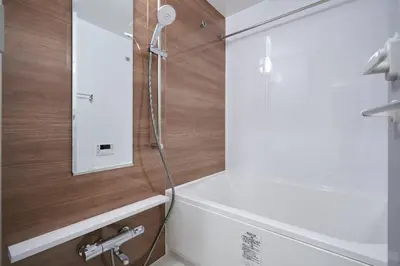 a bathroom with a shower and a white tub at \u30a2\u30eb\u30c8\u30f4\u30a3\u30e9\u864e\u30ce\u9580 in Tokyo