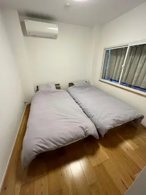 a bedroom with two beds and a window at \u9759\u8c27\u65f6\u5149 in Tokyo