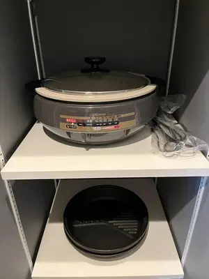 a white shelf with a slow cooker on top at \u9759\u8c27\u65f6\u5149 in Tokyo