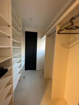 a walk in closet with a black door at \u9759\u8c27\u65f6\u5149 in Tokyo
