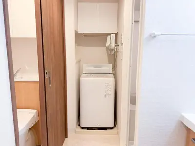 a small bathroom with a washer and dryer at Triphome Tokyo Sugamo 2024 New 3 mins 2 stations in Tokyo