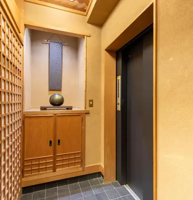 a hallway with a door leading into a room with a window at \u8aa0\u5fc3\u58024f in Tokyo