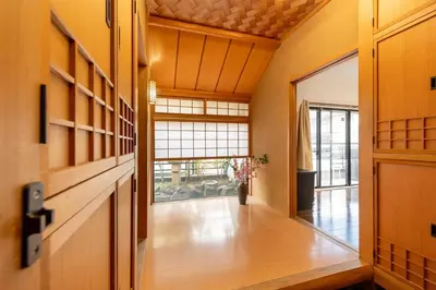 a hallway with a door and a vase of flowers at \u8aa0\u5fc3\u58024f in Tokyo
