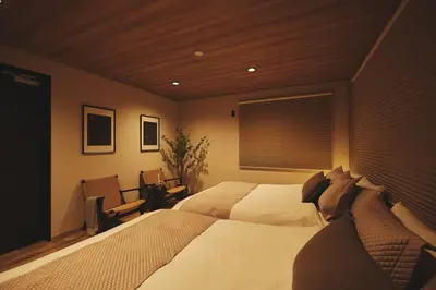 a bedroom with a large bed and a window at New open \u90fd\u5fc3\u306e\u4e00\u8ed2\u5bb6\u8cb8\u5207 232\u5e73\u7c73 \u65b0\u5bbf\u99c54\u5206 \u6e0b\u8c3710\u5206 \u7121\u6599\u99d0\u8eca\u58343\u53f0 \u6700\u5bc4\u99c52\u5206 in Tokyo