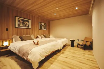 a bedroom with a large bed in a room at New open \u90fd\u5fc3\u306e\u4e00\u8ed2\u5bb6\u8cb8\u5207 232\u5e73\u7c73 \u65b0\u5bbf\u99c54\u5206 \u6e0b\u8c3710\u5206 \u7121\u6599\u99d0\u8eca\u58343\u53f0 \u6700\u5bc4\u99c52\u5206 in Tokyo
