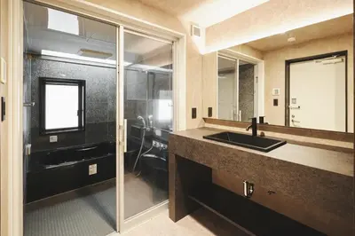 a bathroom with a sink and a large mirror at New open \u90fd\u5fc3\u306e\u4e00\u8ed2\u5bb6\u8cb8\u5207 232\u5e73\u7c73 \u65b0\u5bbf\u99c54\u5206 \u6e0b\u8c3710\u5206 \u7121\u6599\u99d0\u8eca\u58343\u53f0 \u6700\u5bc4\u99c52\u5206 in Tokyo