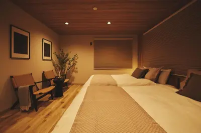 a large bed in a room with a window at New open \u90fd\u5fc3\u306e\u4e00\u8ed2\u5bb6\u8cb8\u5207 232\u5e73\u7c73 \u65b0\u5bbf\u99c54\u5206 \u6e0b\u8c3710\u5206 \u7121\u6599\u99d0\u8eca\u58343\u53f0 \u6700\u5bc4\u99c52\u5206 in Tokyo