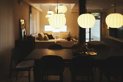 a living room with a table and a couch at New open \u90fd\u5fc3\u306e\u4e00\u8ed2\u5bb6\u8cb8\u5207 232\u5e73\u7c73 \u65b0\u5bbf\u99c54\u5206 \u6e0b\u8c3710\u5206 \u7121\u6599\u99d0\u8eca\u58343\u53f0 \u6700\u5bc4\u99c52\u5206 in Tokyo